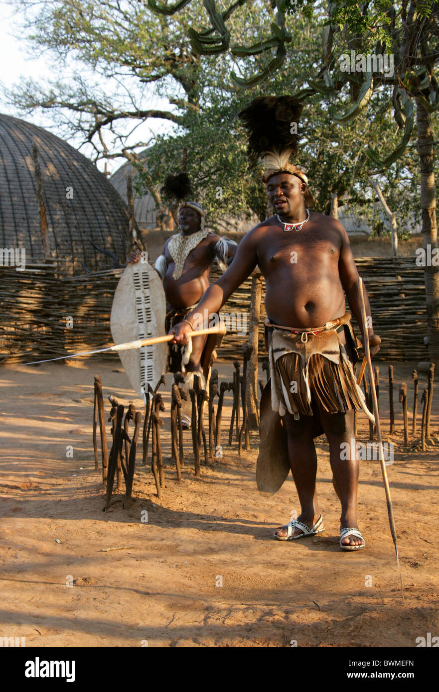 Zulu Männer, Shakaland Zulu-Dorf, Nkwalini Tal, Kwazulu Natal, Südafrika. Stockfoto