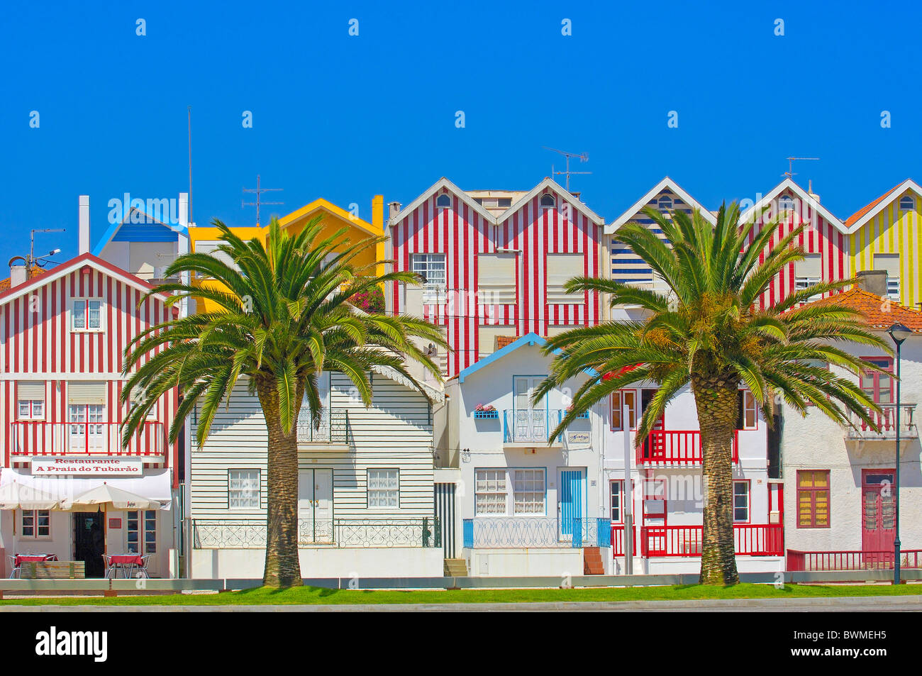 Bunte Häuser (Postkartenmotiv), Costa Nova, Aveiro, Region Beiras, Portugal Stockfoto