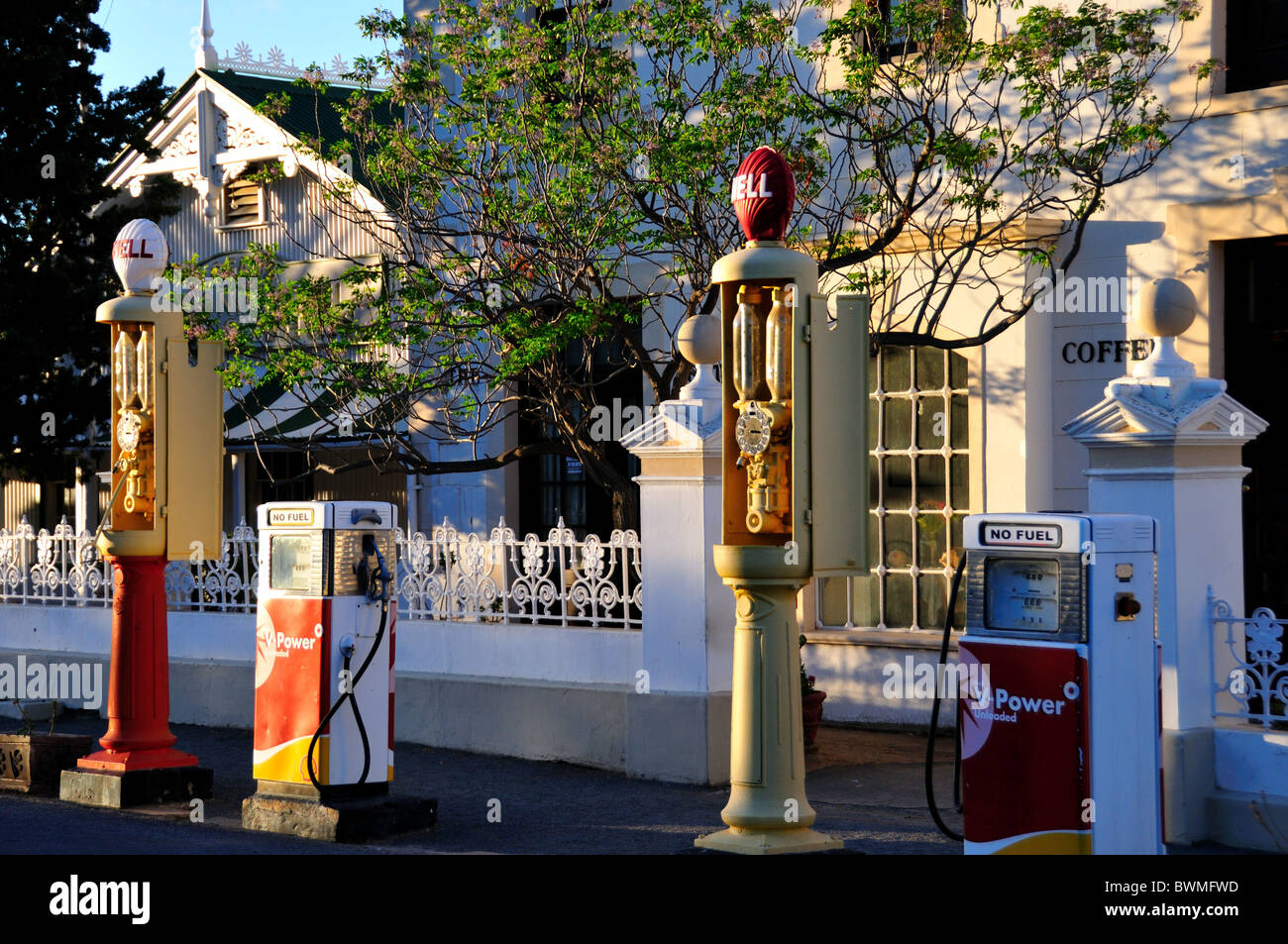 Royal Dutch Shell-Tankstelle mit Vintage Zapfsäulen auf der Straße von Matjiesfontein, Südafrika. Stockfoto