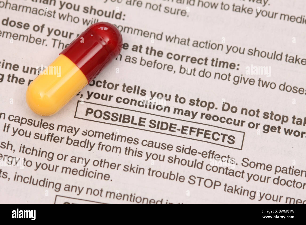 Amoxicillin Antibiotika Tablette Kapsel mit Warnung über mögliche Nebenwirkungen von Medikamenten Stockfoto