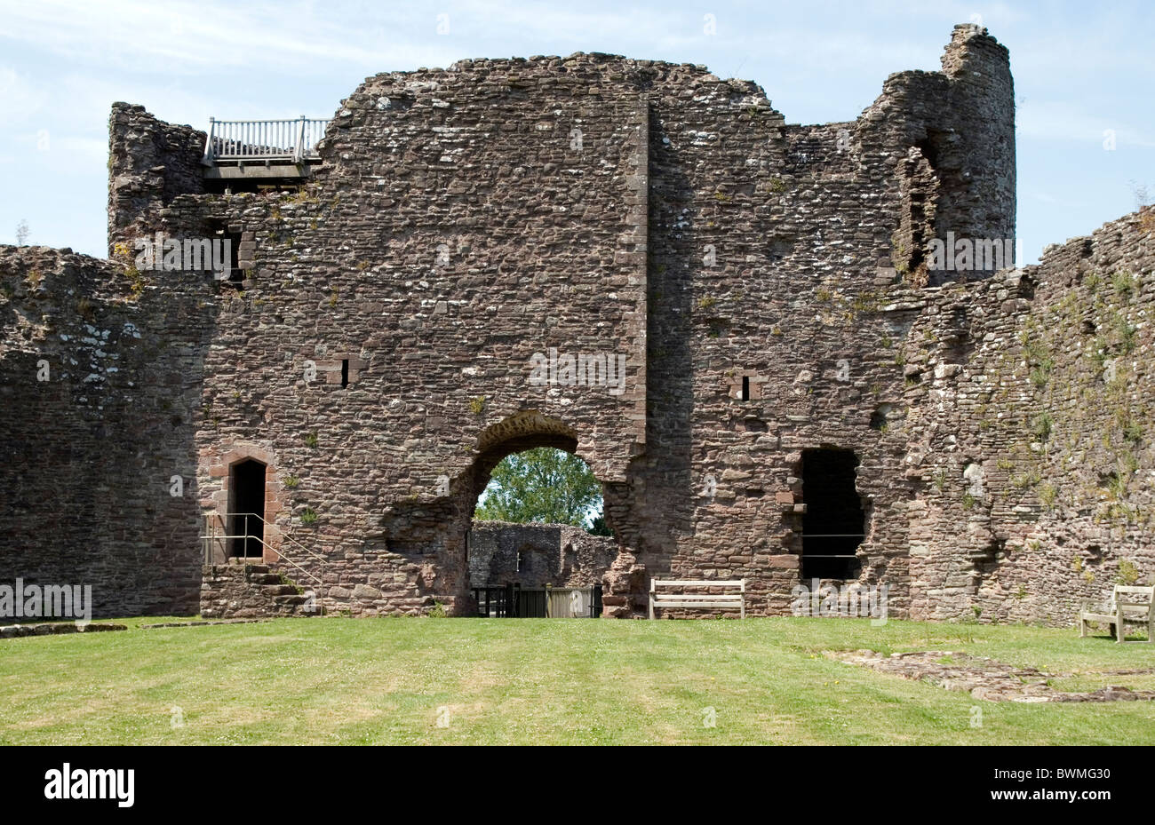 Der Eingang zum Burghof an White Castle in South Wales UK. Stockfoto