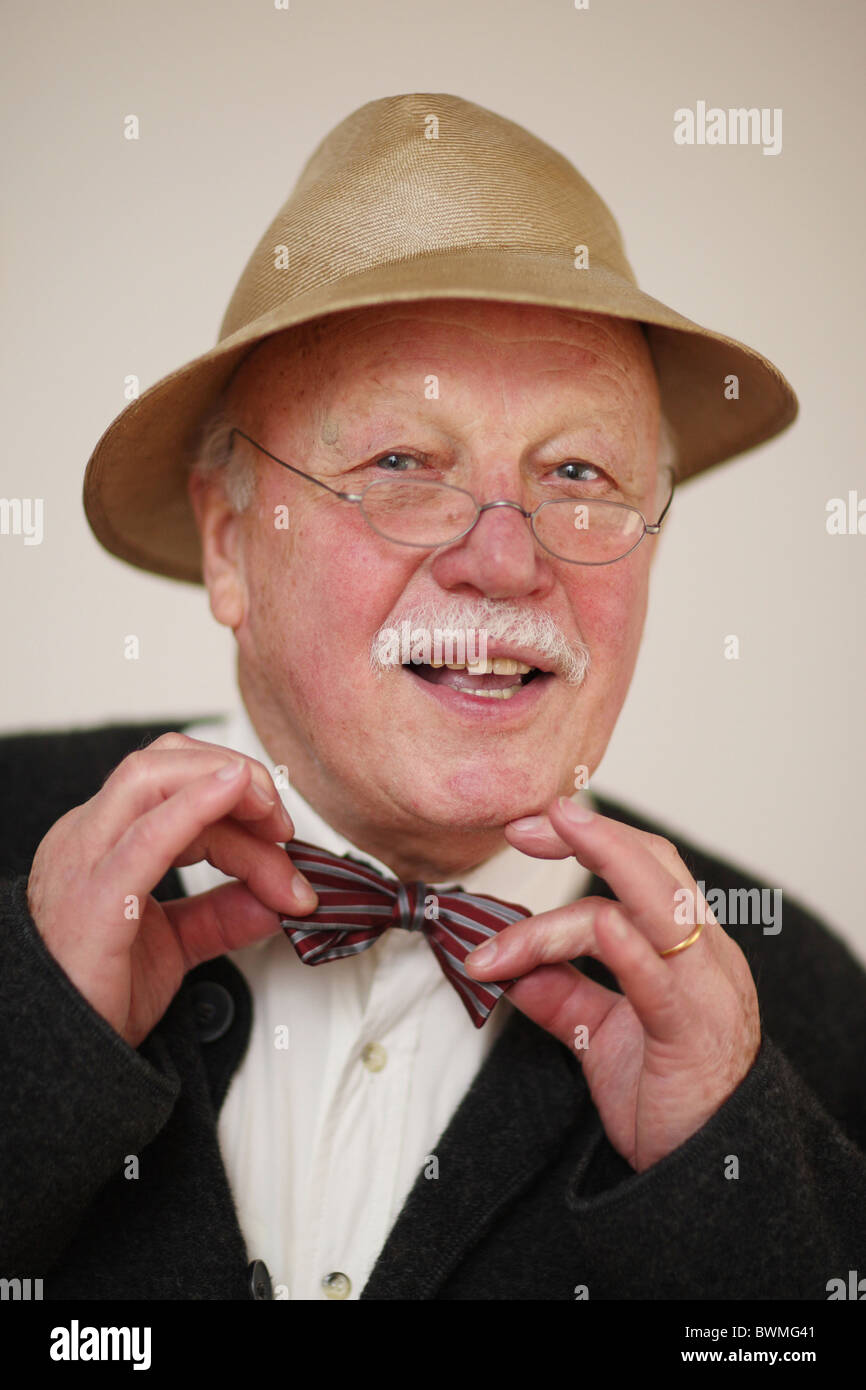 DEU, Berlin, 101014, Mann Korrigiert Seine Fliege, Gerhard Leber Stockfoto