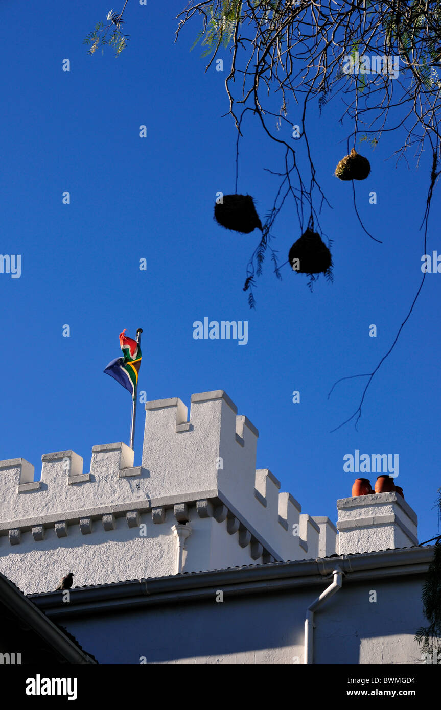 Lord Milner Herrenhaus, mit südafrikanischen Flagge. Matjiesfontein, Südafrika. Stockfoto