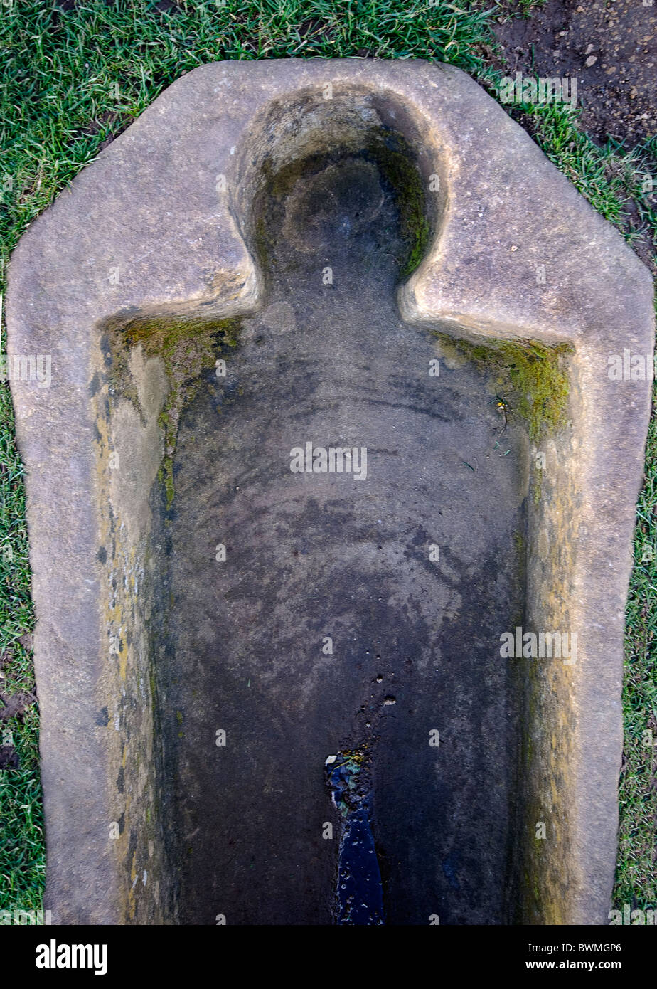 Geschnitzte Steinsarg in Whitby Abbey, Einstellung der Dracula-Geschichte von Bram Stoker. Stockfoto