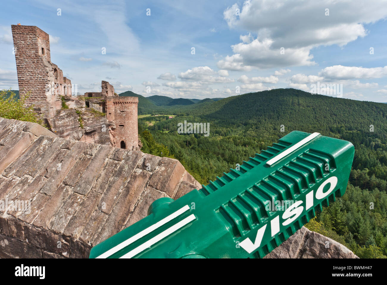 BLICK AUF BURG GRAFENDAHN, GRUPPE VON BURGEN IN DER NÄHE VON DAHN, DAHNER FELSENLAND, PFÄLZER WALD, PFALZ, RHEINLAND-PFALZ, DEUTSCHLAND Stockfoto