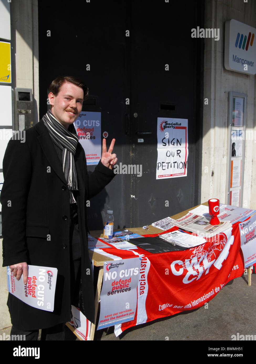Junge sozialistische Partei Arbeitnehmer macht Frieden Sieg unterzeichnen während Wahl 2010 Exeter hohe St Devon UK Stockfoto
