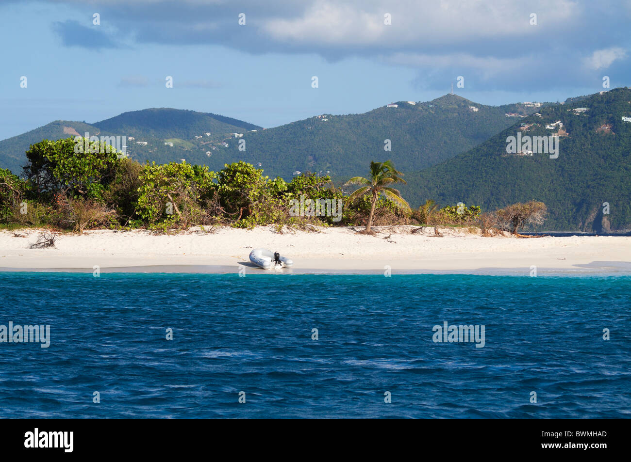 Insel von Sandy Spit, British Virgin Islands, mit Tortola im Hintergrund. Die Insel hat einen unberührten weißen Sandstrand Stockfoto