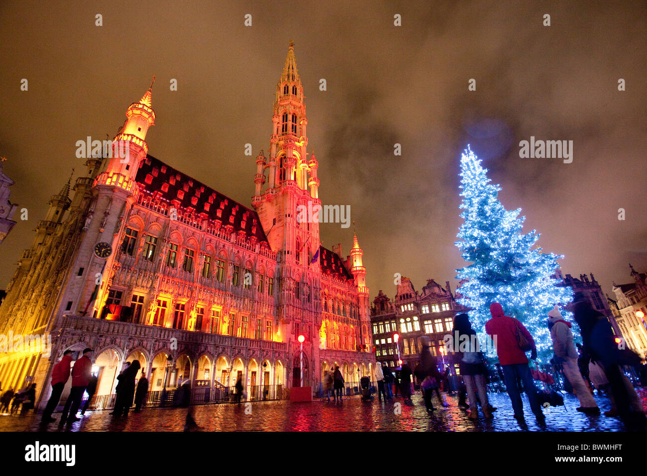 Die Grand Place in Brüssel in festliche Lichter für Weihnachten dekoriert Stockfoto