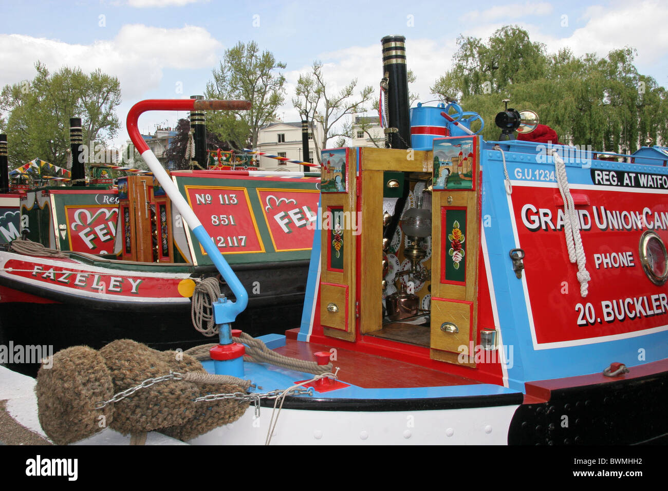 zwei Narrowboats Hadar Livree Grand Union Carring Co.Ltd. Fazeley Livree Fellows, Morton und Clayton im traditionellen Stil gemalt Stockfoto