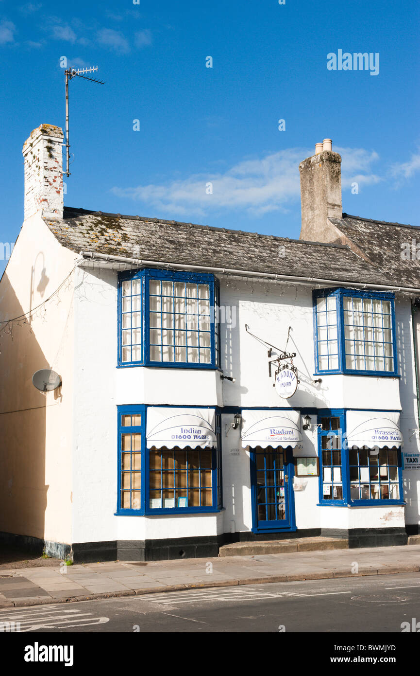 Geschäfte und Restaurants in Monmouth Stockfoto