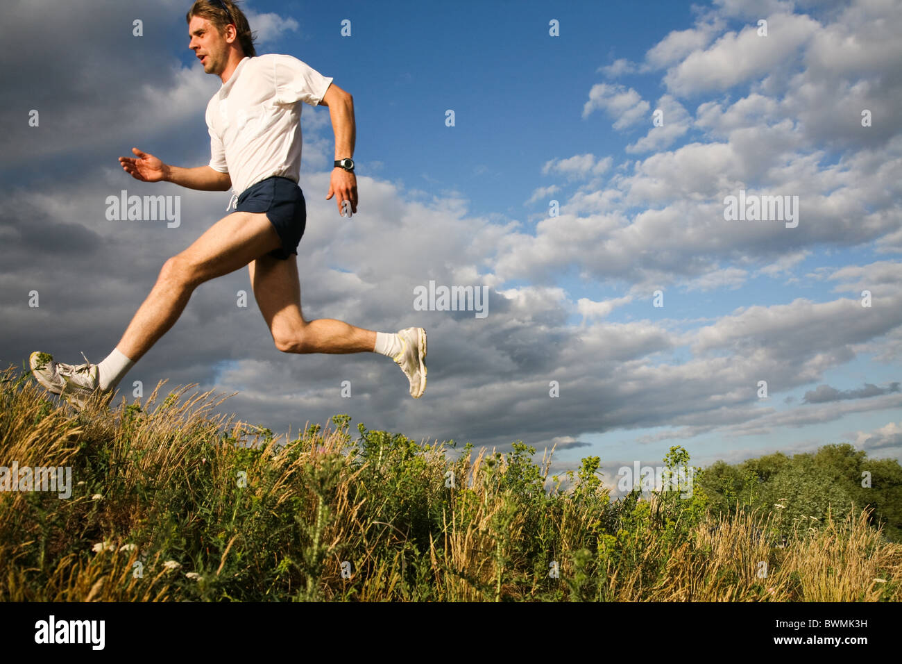 Horizontales Bild von Sport-Mann springt im freien Stockfoto