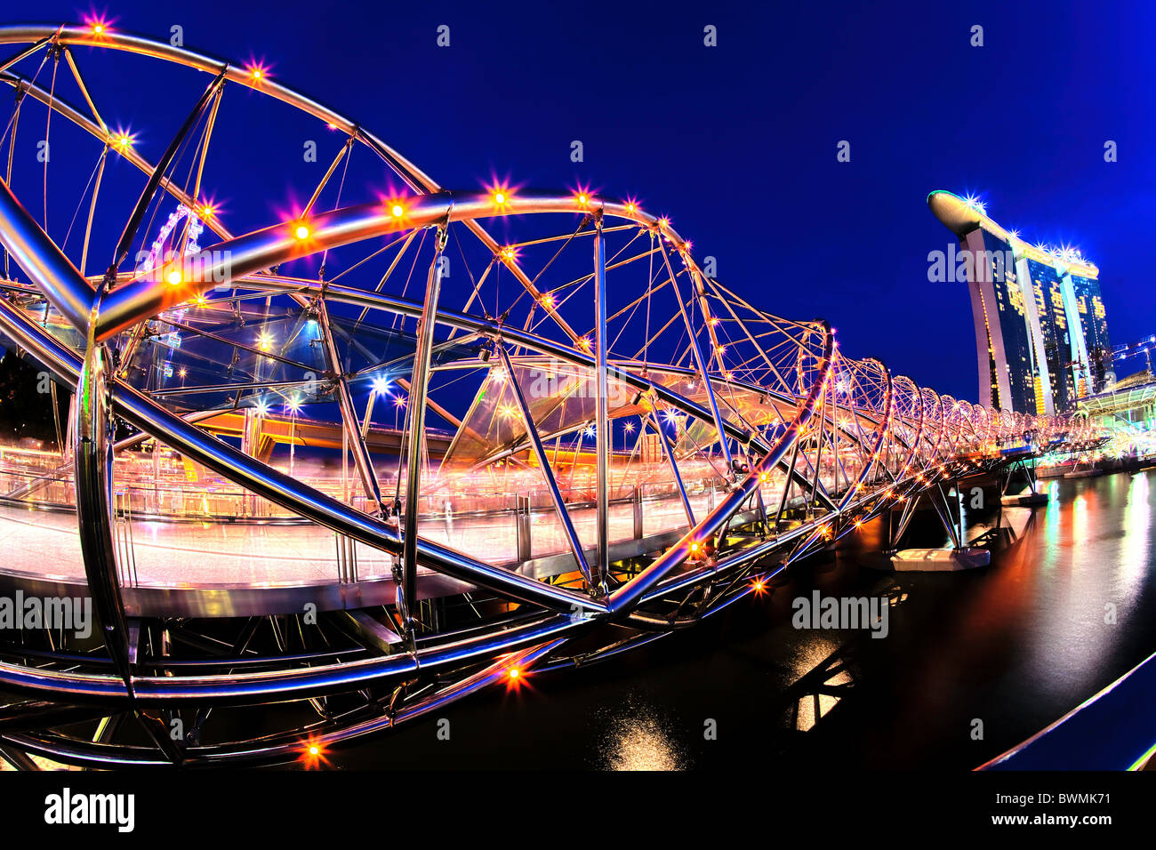 Singapur, Marina Bay, die Helix-Brücke in der Nacht. Stockfoto