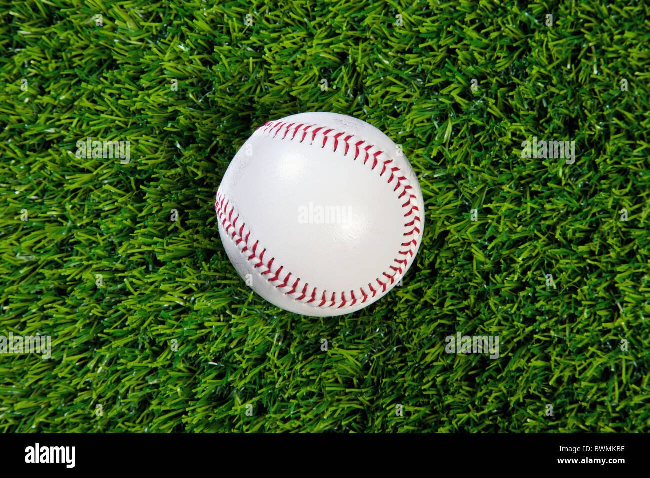 Foto eines Baseballs auf Rasen Stockfoto