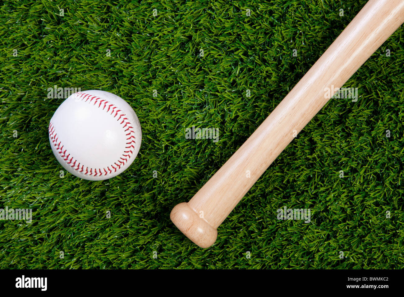 Foto einer Baseball und Wodden Fledermaus auf Rasen Stockfoto