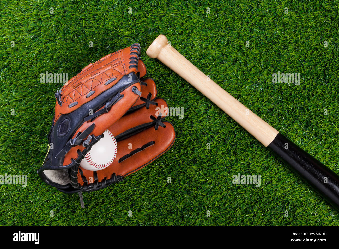 Foto eines Baseball-Handschuh-Schläger und Ball auf Rasen Stockfoto