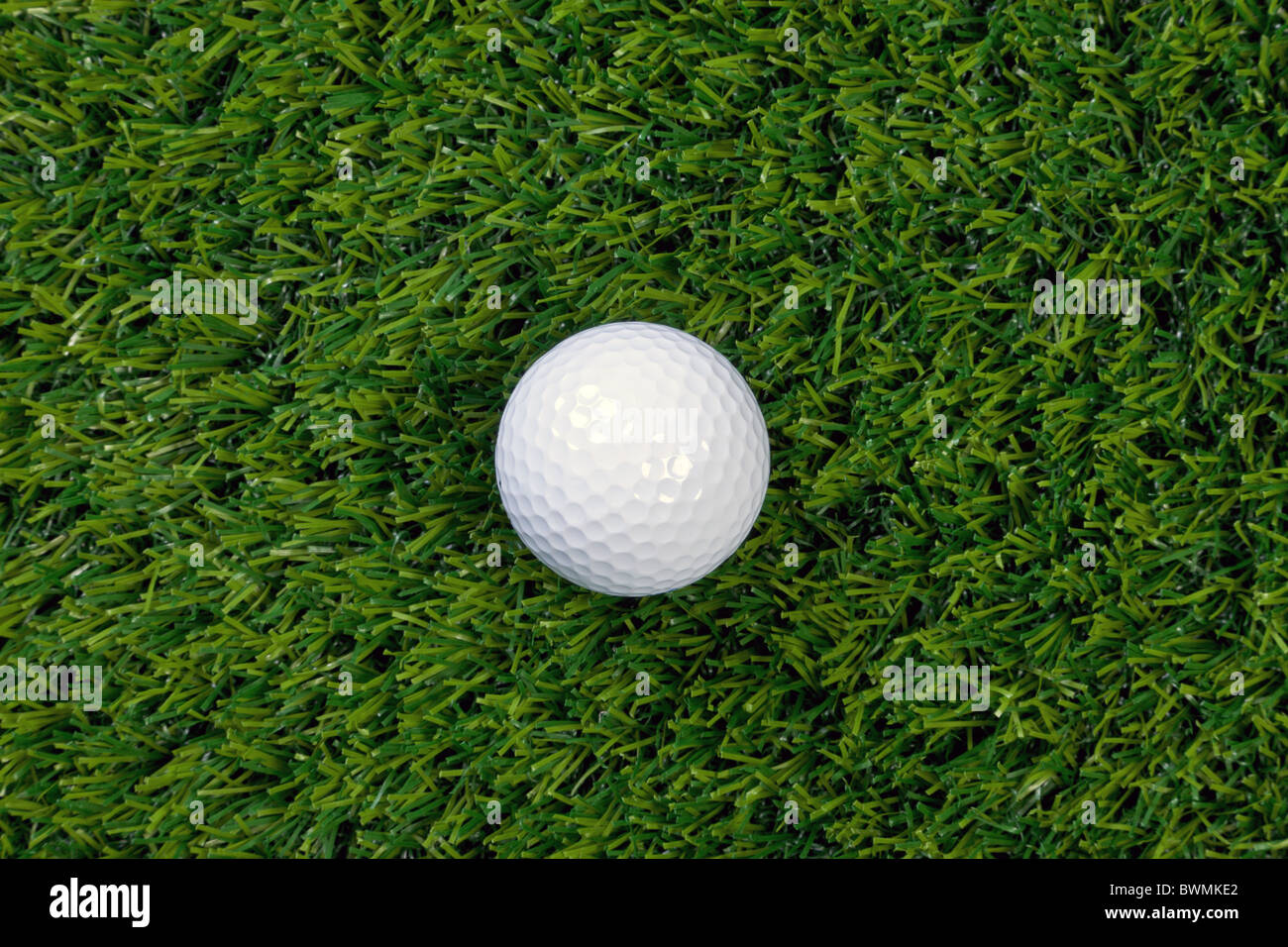 Ein Foto von einem Golfball auf dem Rasen Stockfoto