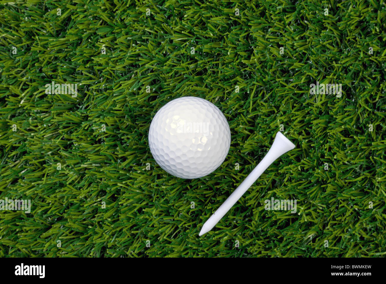 Ein Foto von einem Golfball und hölzernen Abschlag auf dem Rasen Stockfoto