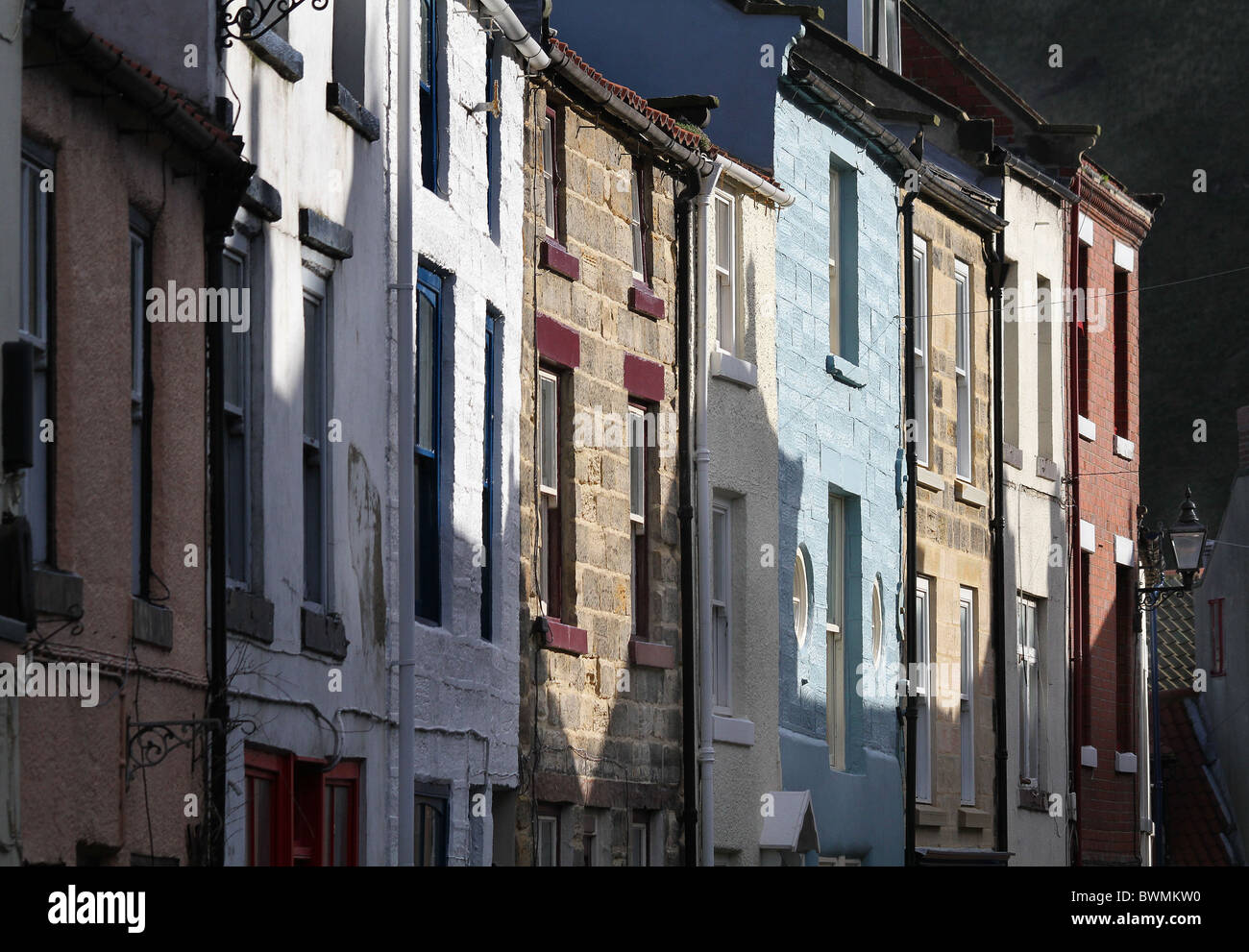 Vorderseite der Zeile des viktorianischen Häuser in Robin Hoods Bay, North Yorkshire. Stockfoto