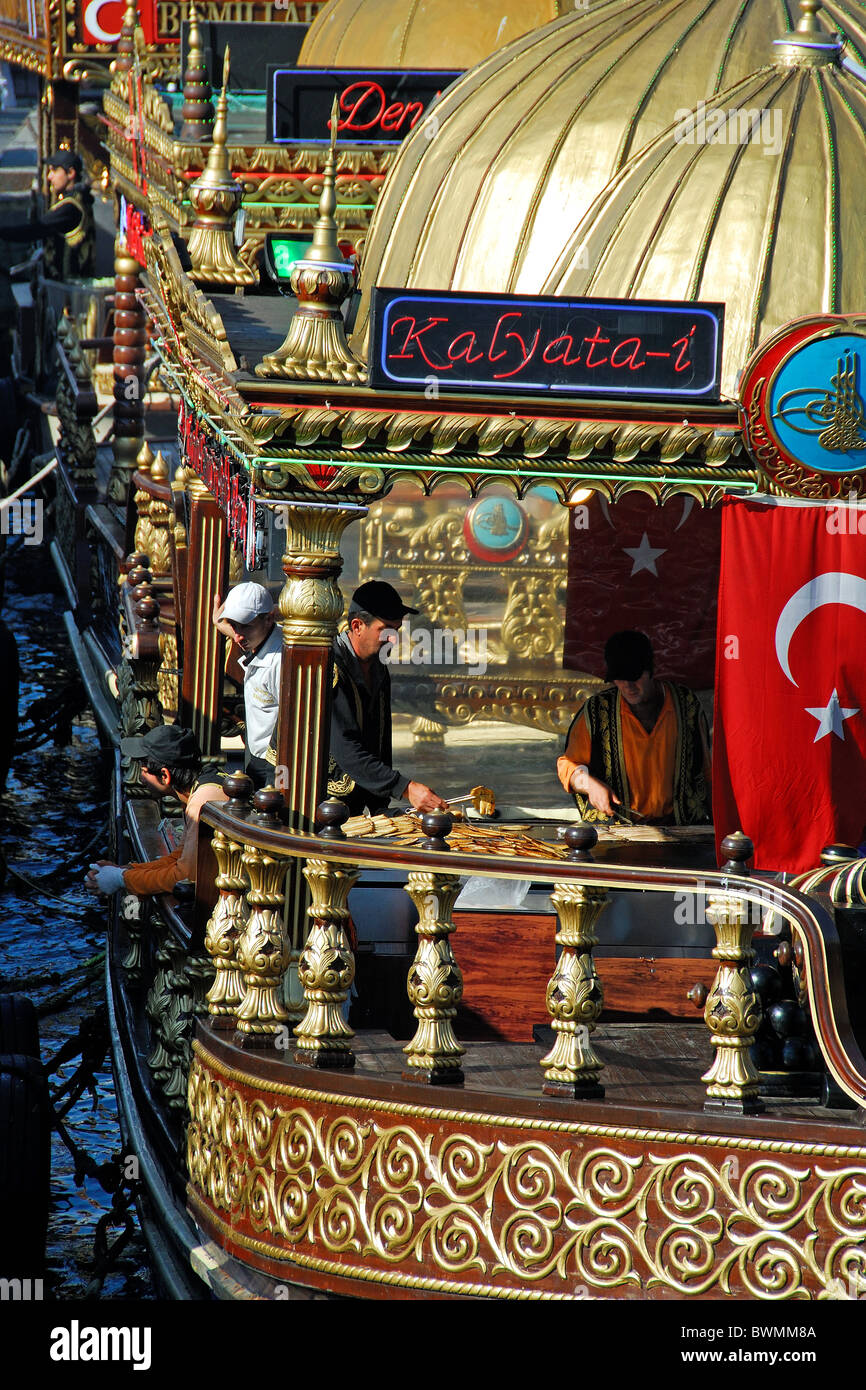ISTANBUL, TÜRKEI. Schwimmende Stände verkaufen heiße Balik Ekmek (Fischbrötchen) am Goldenen Horn in Eminönü. Herbst 2010. Stockfoto
