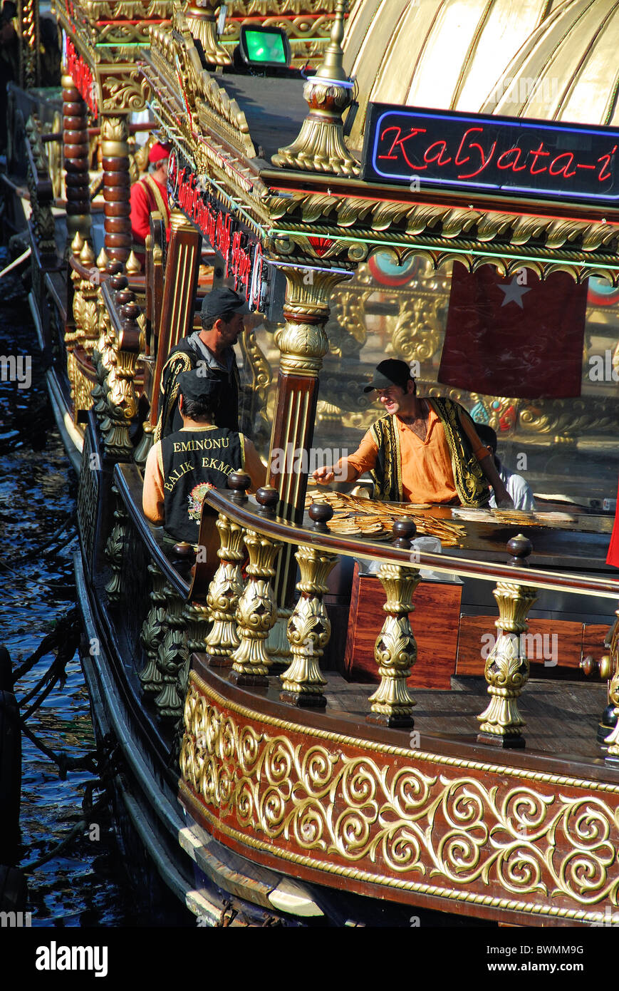 ISTANBUL, TÜRKEI. Schwimmende Stände verkaufen heiße Balik Ekmek (Fischbrötchen) am Goldenen Horn in Eminönü. Herbst 2010. Stockfoto