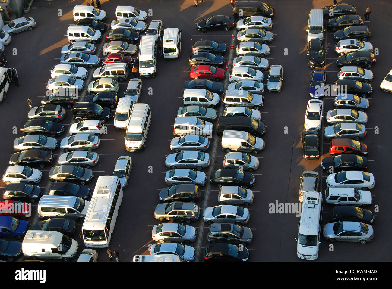 ISTANBUL, TÜRKEI. Einen erhöhten Blick auf einen sehr belebten Parkplatz im Stadtteil Beyoglu. 2010. Stockfoto