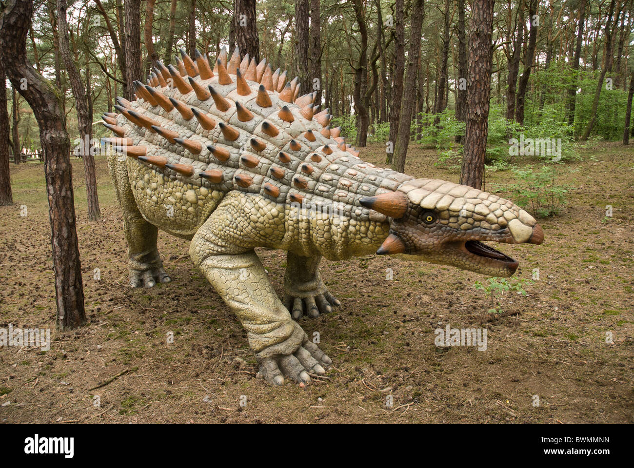 Dinosaurier-οπλον-in den dunklen Wald Stockfoto