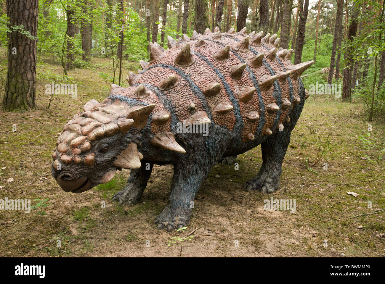Dinosaurier-οπλον-in den dunklen Wald Stockfoto
