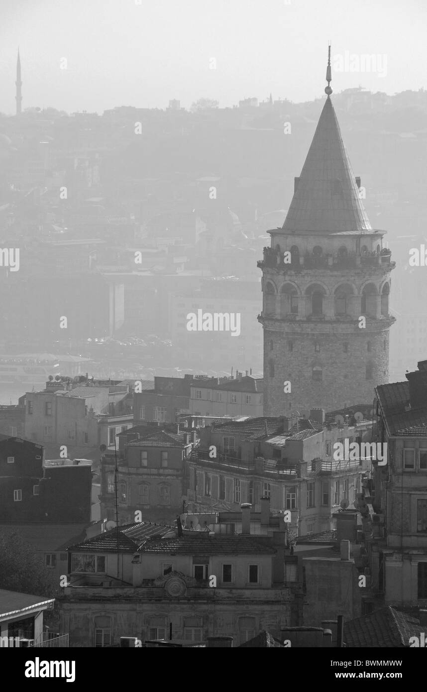 ISTANBUL, TÜRKEI. Eine herbstliche Neblige Sicht von der Galata-Turm im Stadtteil Beyoglu. 2010. Stockfoto