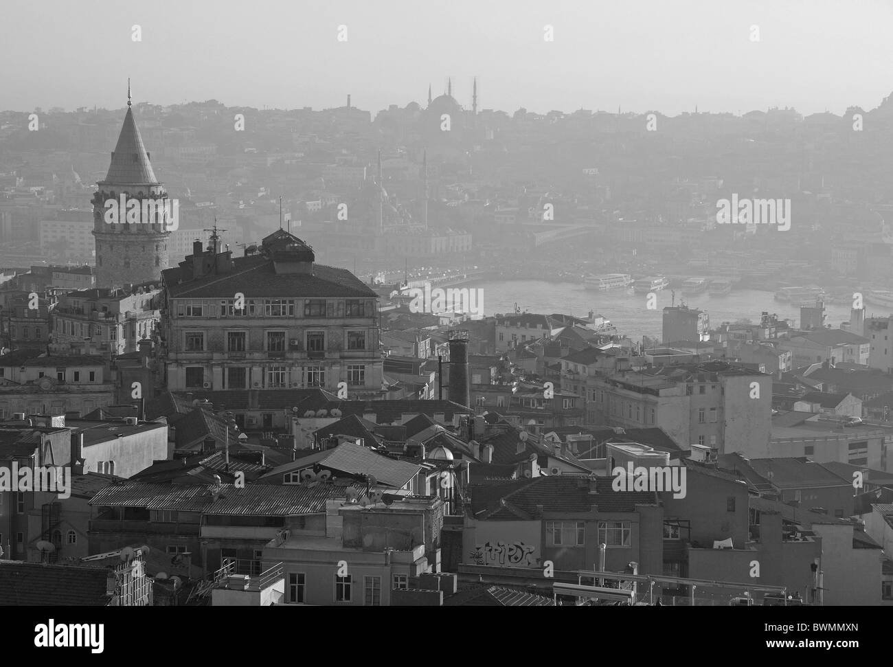 ISTANBUL, TÜRKEI. Nebligen Winter Blick auf dem Galata und Pera Bezirk Beyoglu, das Goldene Horn & Basarviertel. 2010. Stockfoto