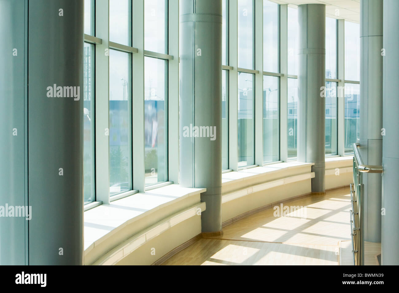 Bild des Korridors im Bürogebäude mit großen Fenstern vorbei Tageslicht Stockfoto