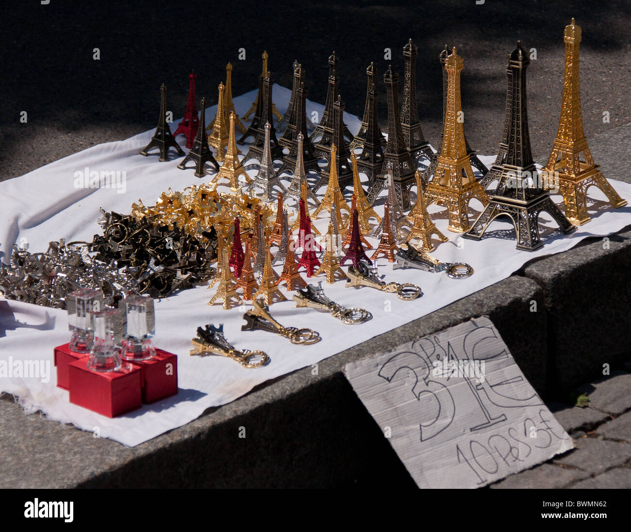 Modelle der Eiffelturm in Straßenmarkt Stockfoto