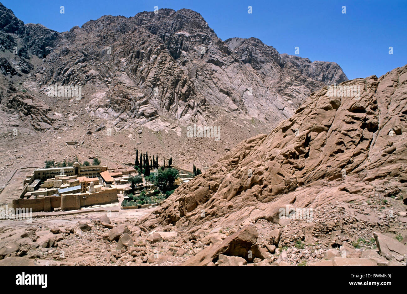 Felsige Klippen rund um die Gebäude der St. Katharinen-Kloster ein UNESCO-Weltkulturerbe, Mount Sinai, Ägypten. Stockfoto