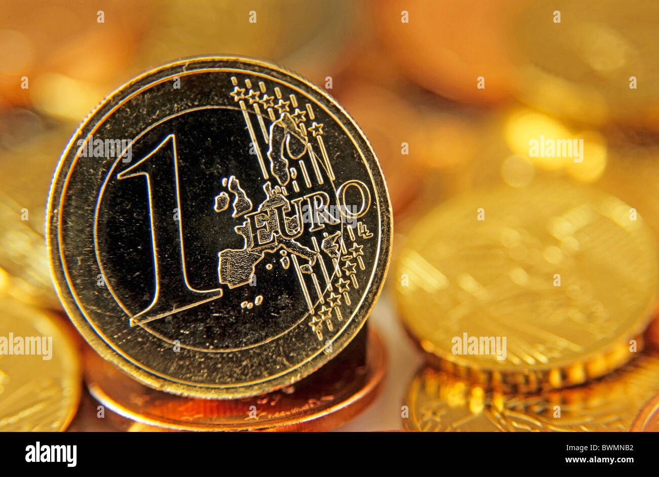 Ein-Euro-Münze stehen unter anderen Euro Stockfoto