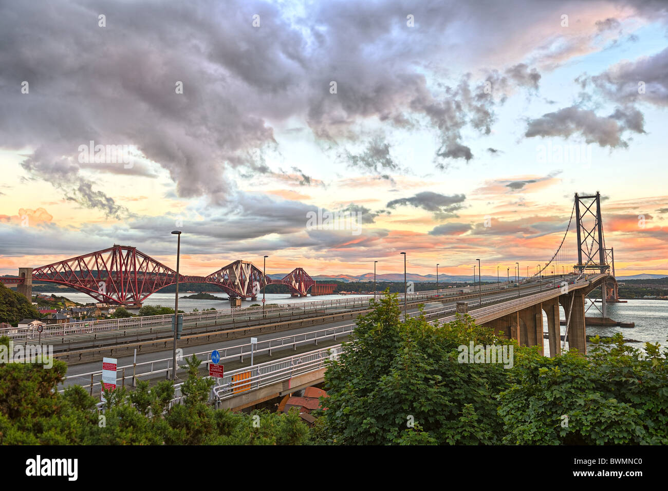 Forth Straßen- und Eisenbahnbrücken, Schottland, aus dem Norden bei Sonnenuntergang Stockfoto