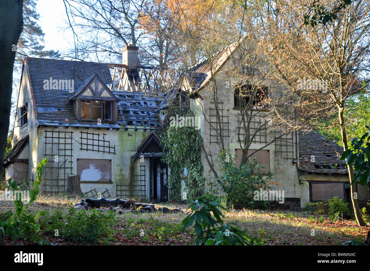 Ascot, Berkshire, England: verfallenes Haus wartet für den Wiederaufbau Stockfoto