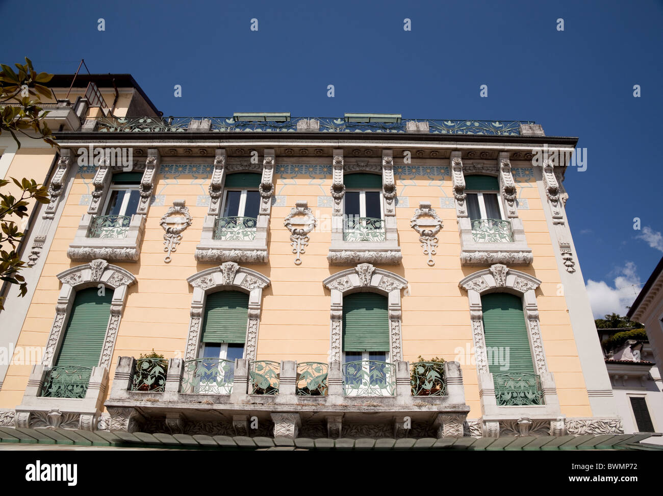 Jugendstil-Fassade des Gebäudes in Salo am Gardasee Stockfoto