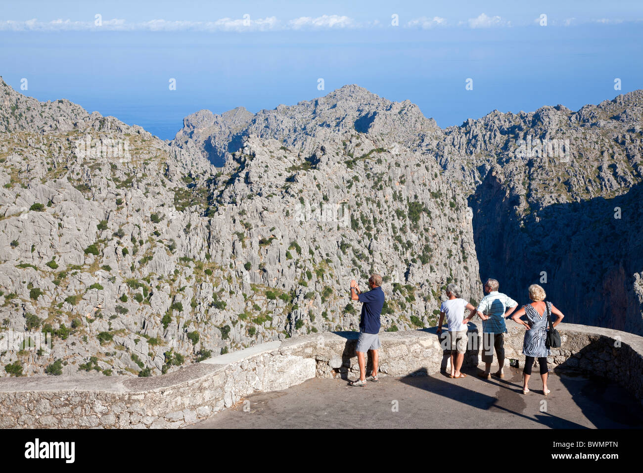 Touristen, die Landschaft zu betrachten. Sierra de Tramuntana. Insel Mallorca. Spanien Stockfoto