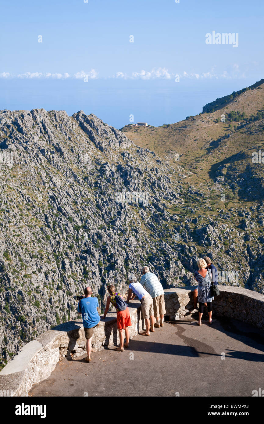 Touristen, die die Ansichten zu betrachten. Sierra de Tramuntana. Norden der Insel Mallorca. Spanien Stockfoto