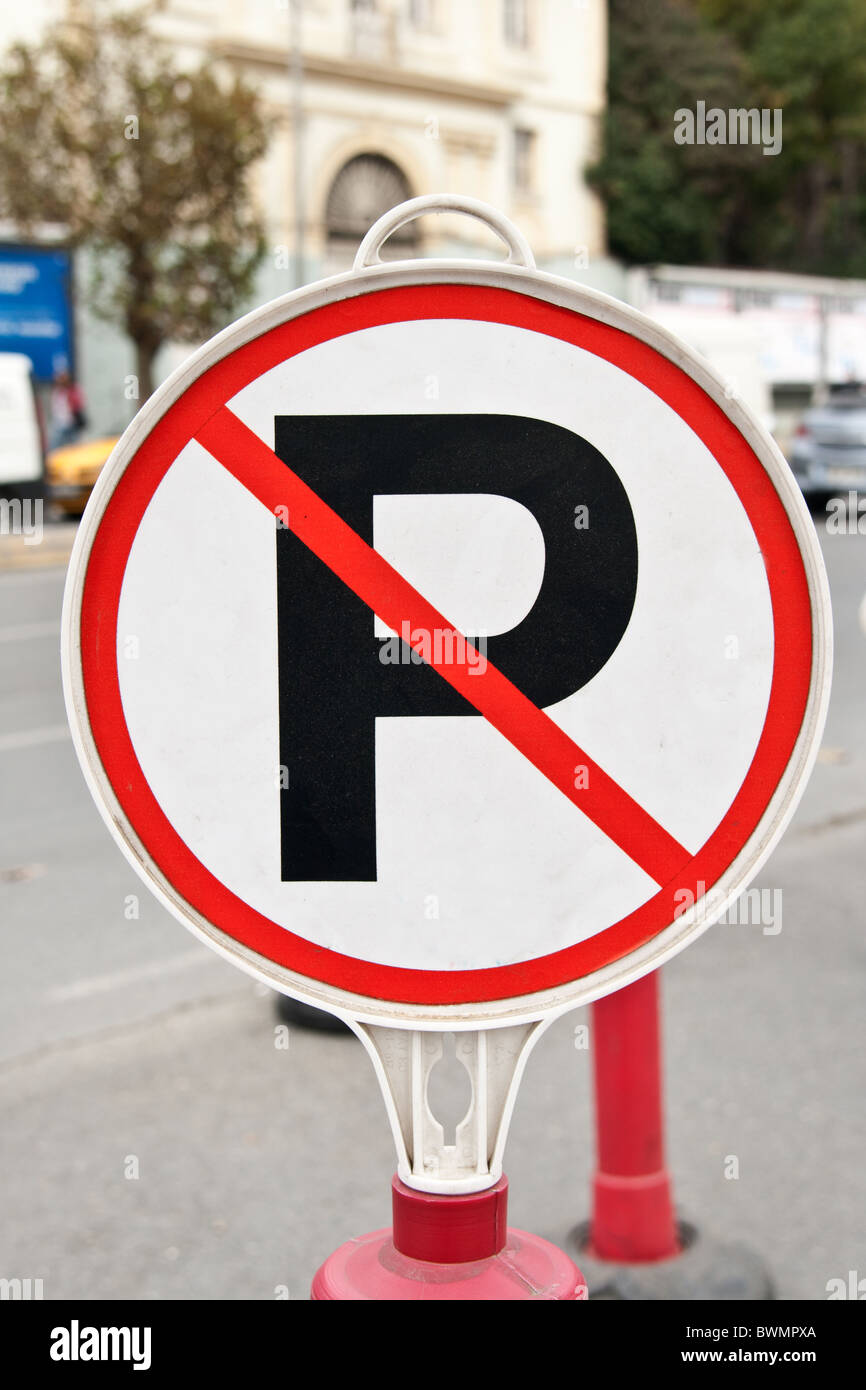 Kein Parkplatz Zeichen direkt an einer Straße Stockfoto