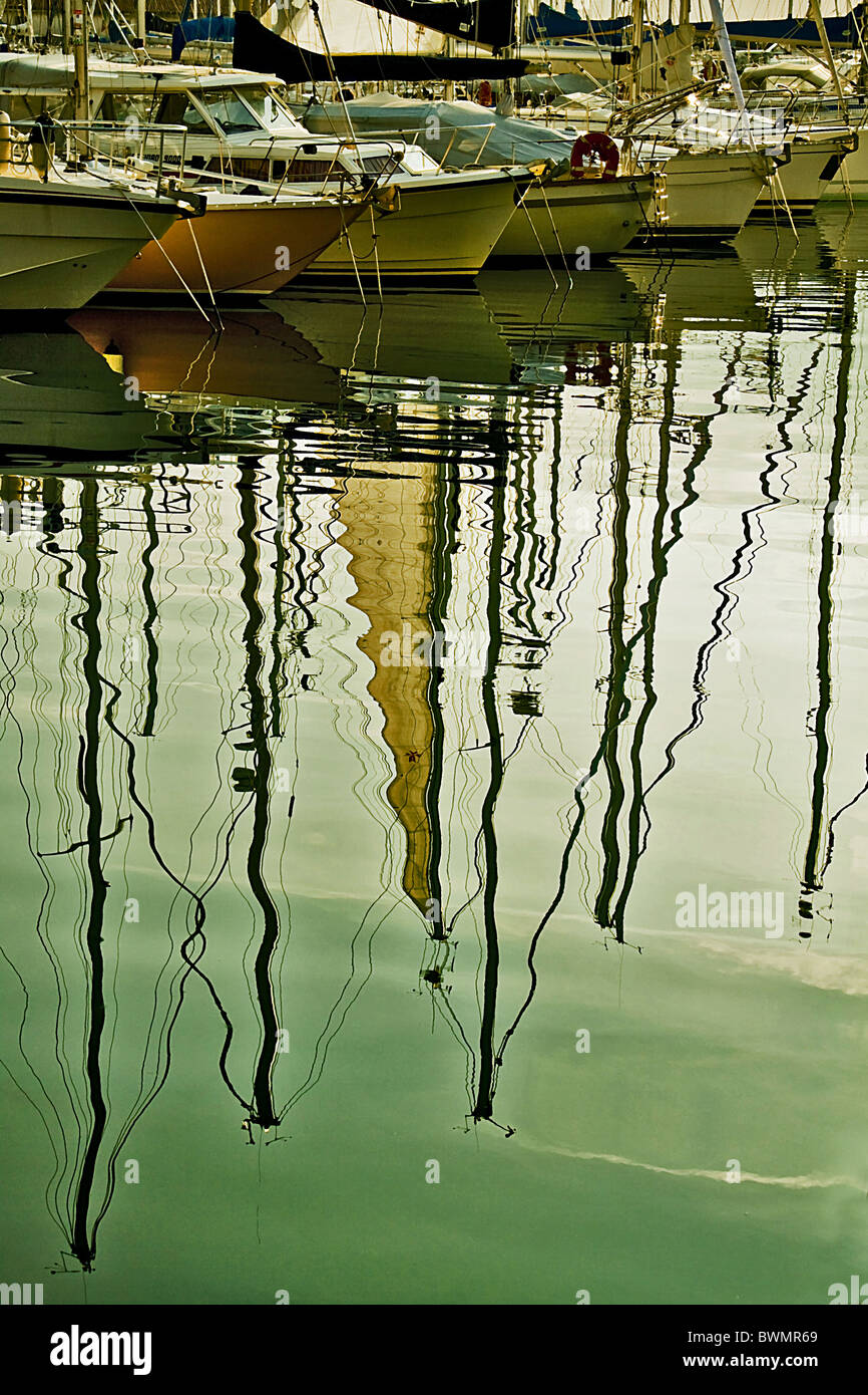 Reflexion über die Meeresoberfläche ein gelbes Segel im Hafen Stockfoto