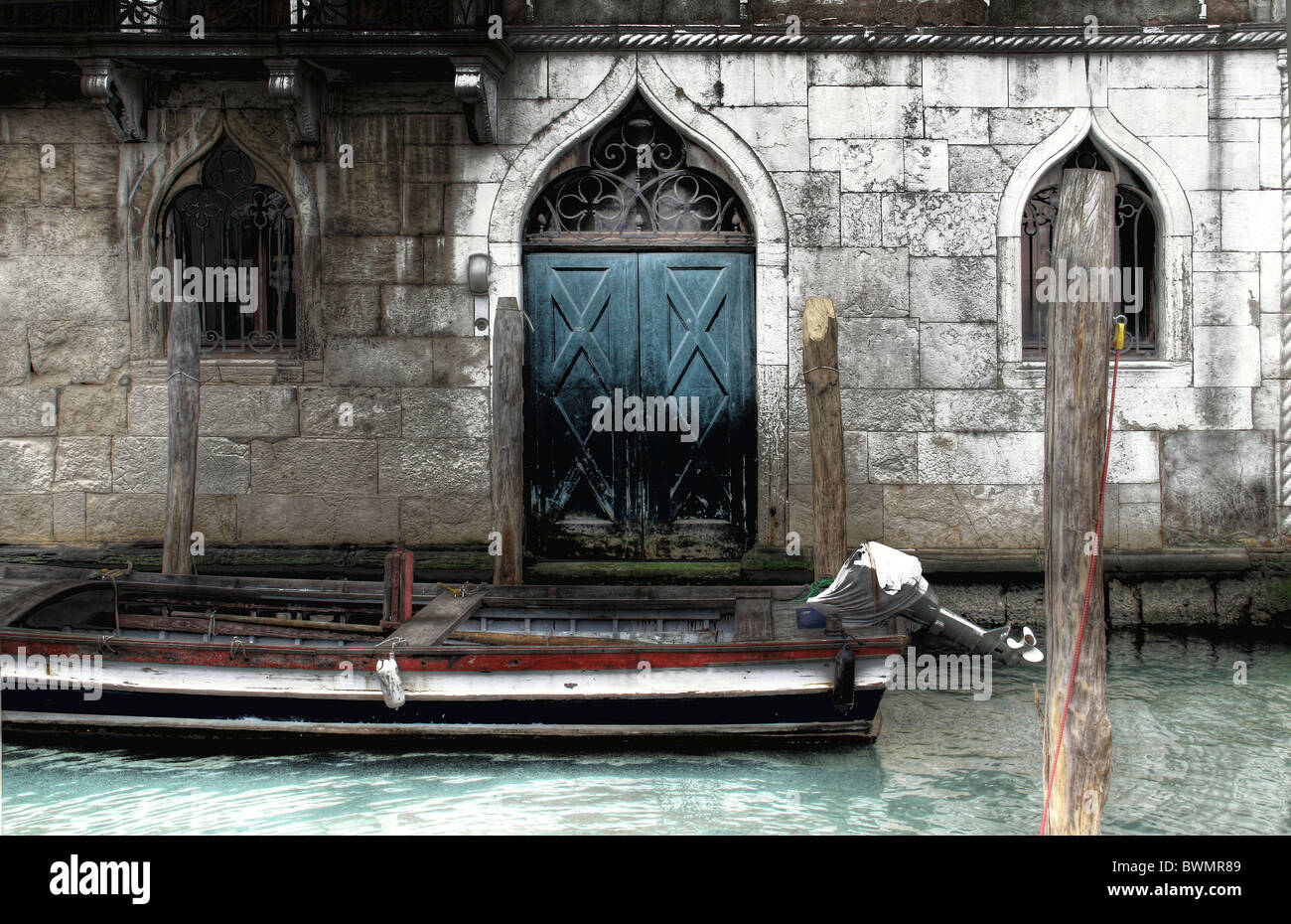 Ein Boot warten vor einer Tür in einem Kanal in Venedig Stockfoto