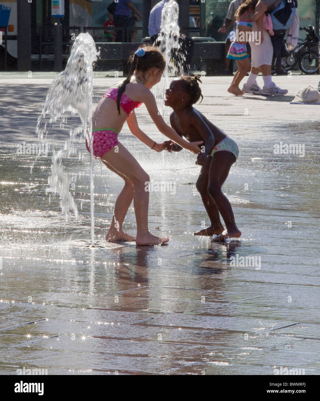 schwarze und weiße Wasser spielen Stockfoto