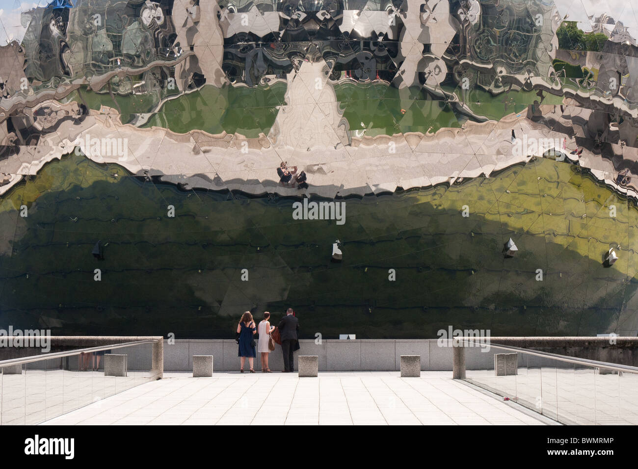 Menschen suchen kleine gegen Riesen Silber La Geode, Cité des Sciences et de l ' Industrie, Paris Stockfoto