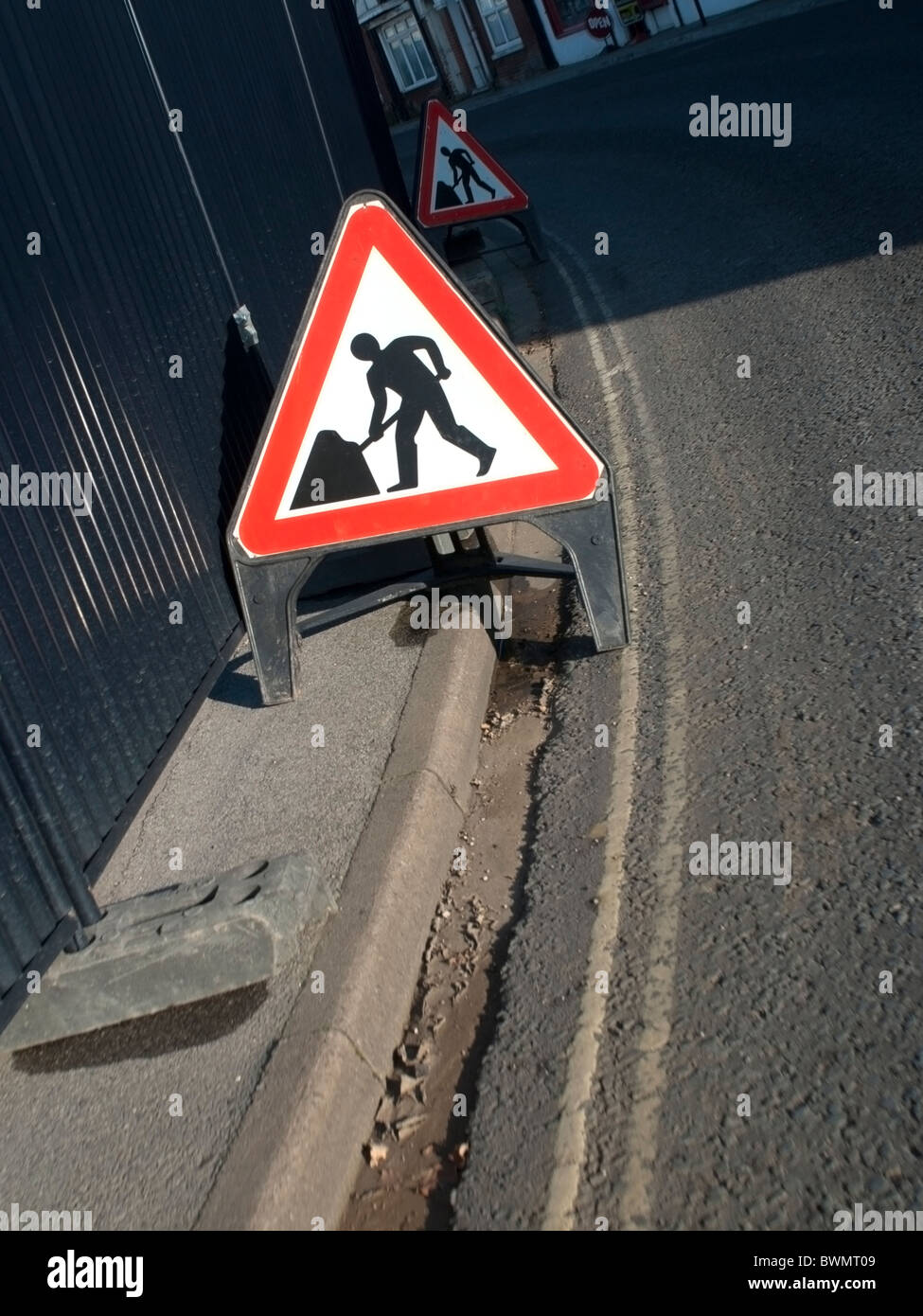 Baustellen-Schild an Straße im Königreich Stockfoto