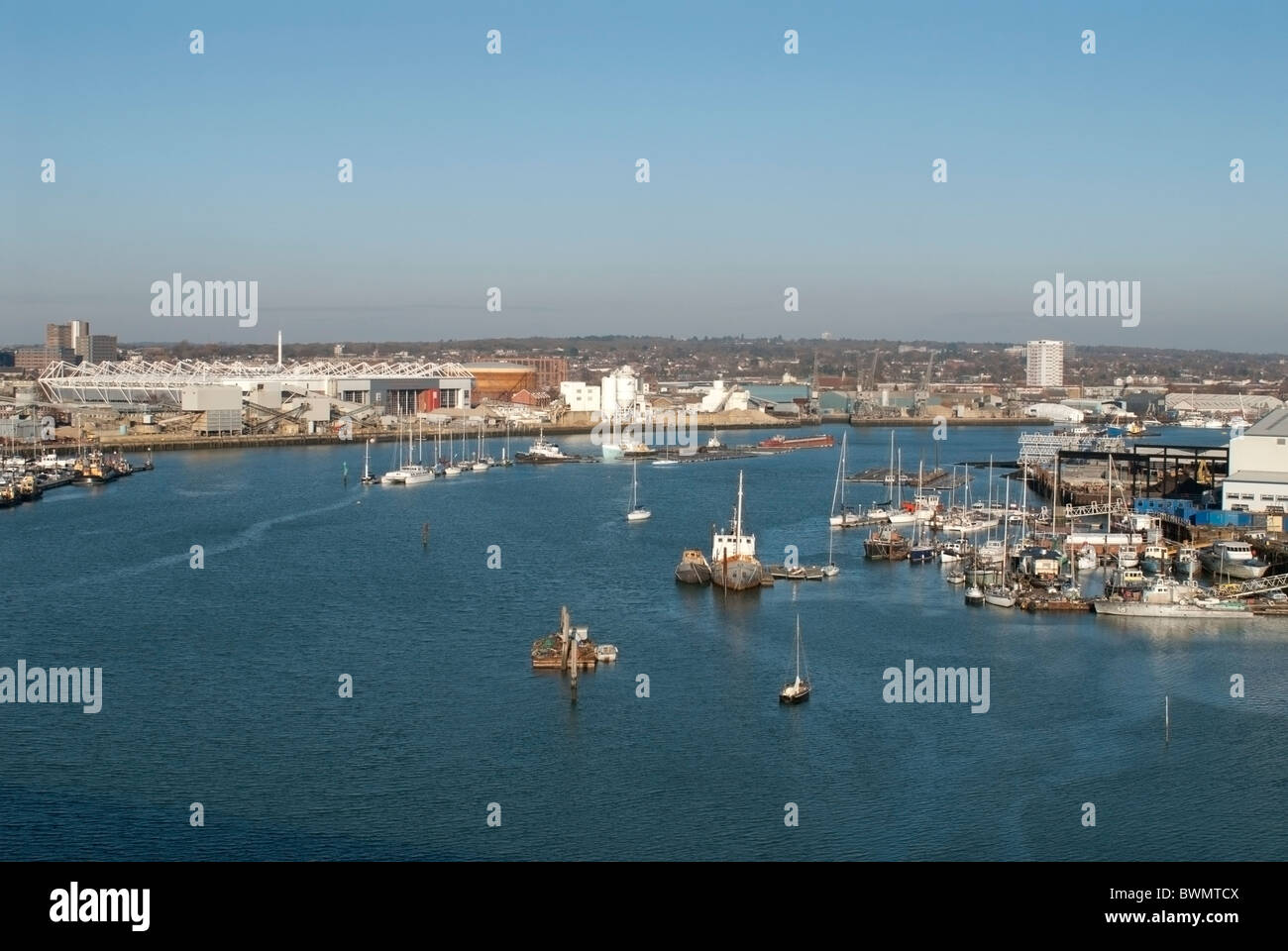 Ansicht von Southampton Itchen Brücke mit Booten auf dem Wasser Stockfoto