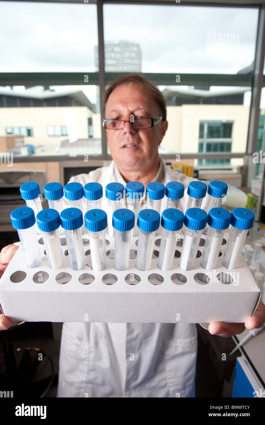 Dr. Prichard Holding wissenschaftliche Probe "Kapseln" enthaltenden Parasiten Hookworm University of Nottingham. Foto: Jeff Gilbert Stockfoto