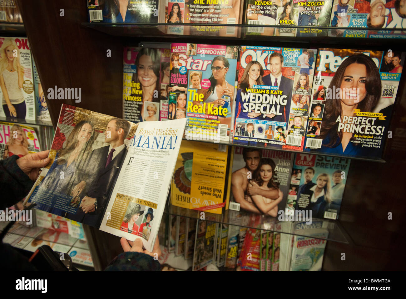 Promi-Zeitschriften am Kiosk in New York muse auf die bevorstehende königliche Hochzeit Stockfoto