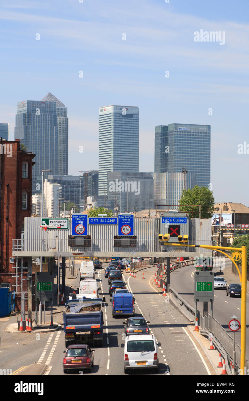 In nördlicher Richtung Verkehr in Richtung der südlichen Eingang des Blackwall-Tunnel mit den Türmen der Docklands im Hintergrund Stockfoto