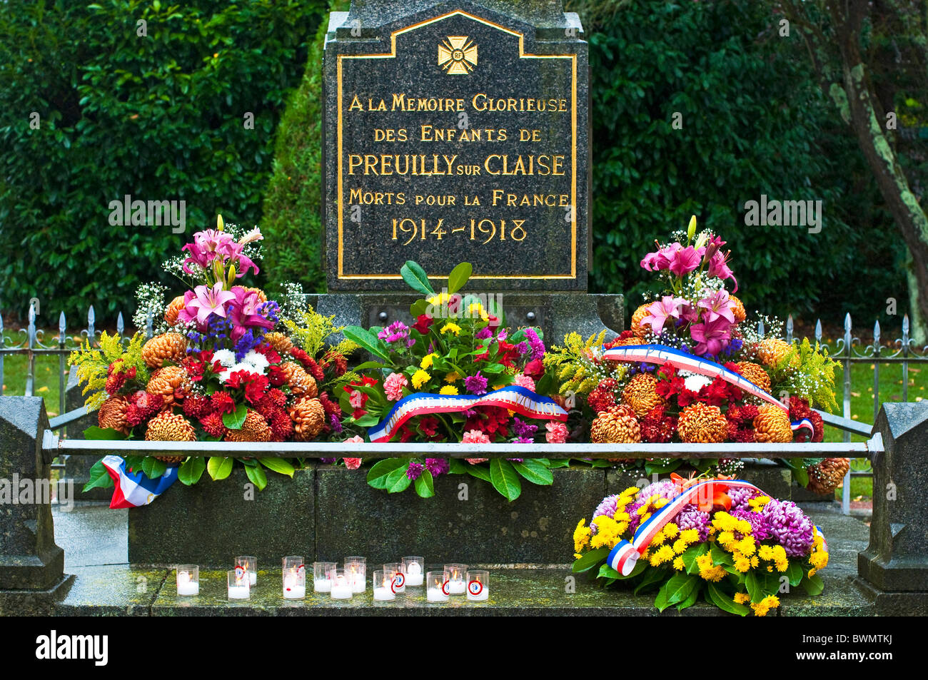 Französischen Krieg Denkmal mit Blumen am 11. November Gedenktag - Frankreich. Stockfoto