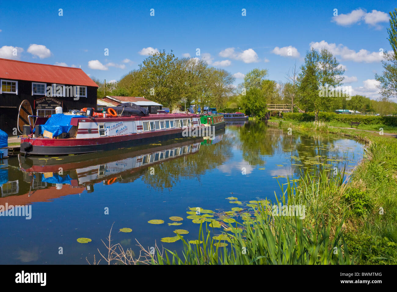 Schmale Boot oder Schiff auf dem Erewash Canal bei Sawley in der Nähe von Long Eaton, Derbyshire, England, GB, UK, EU, Europa Stockfoto